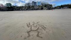 Off to the beach they go and who's been busy drawing in the sand!

Can you find Bug, Space Duck and Space Seagull? image