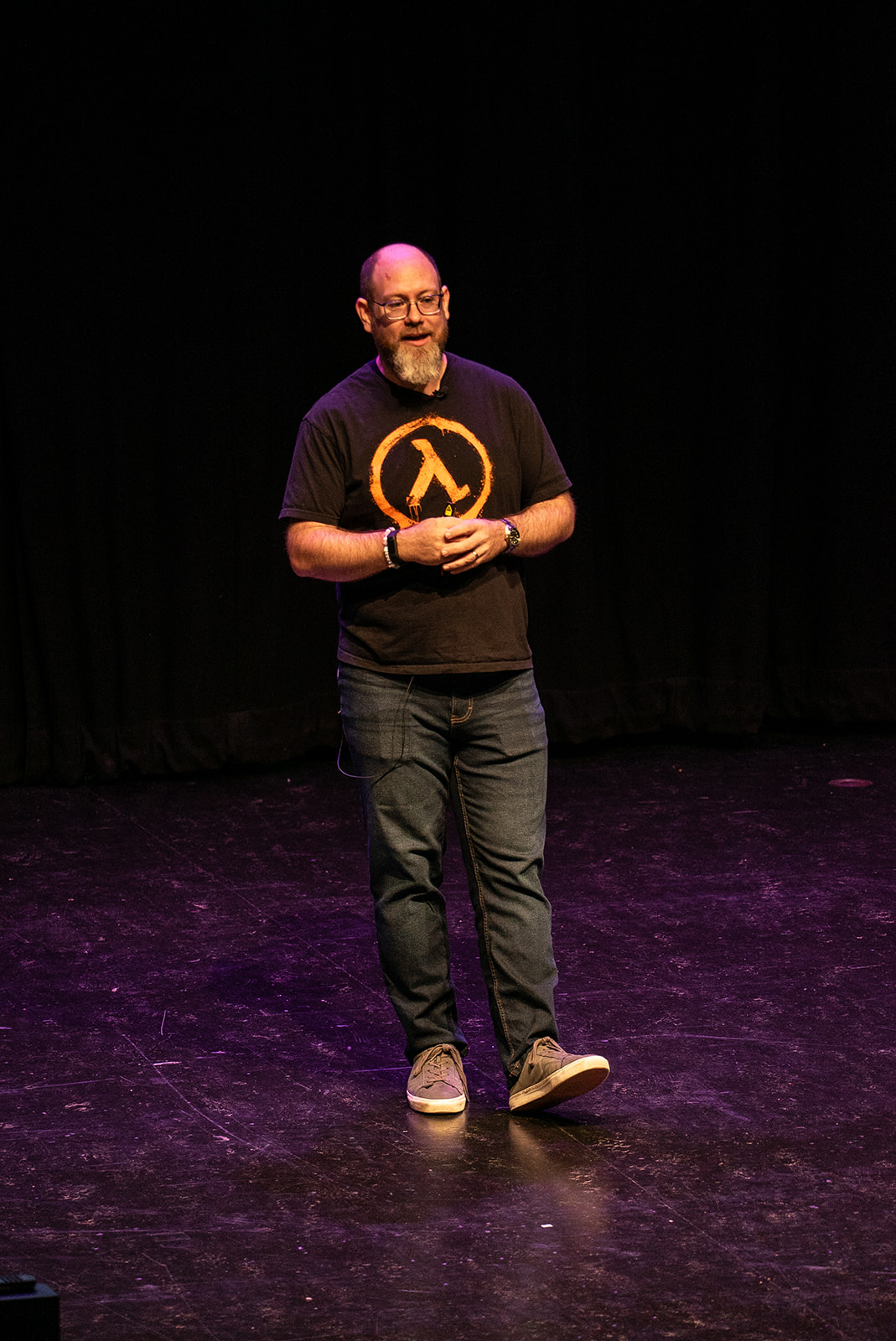 Stuart Thomas on stage at MoTaCon25, he looks chill and in control.