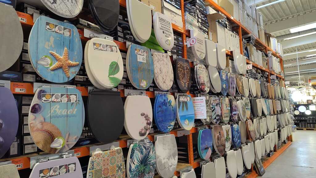 A display wall with a big selection of different toilet seats in various designs and quality. image
