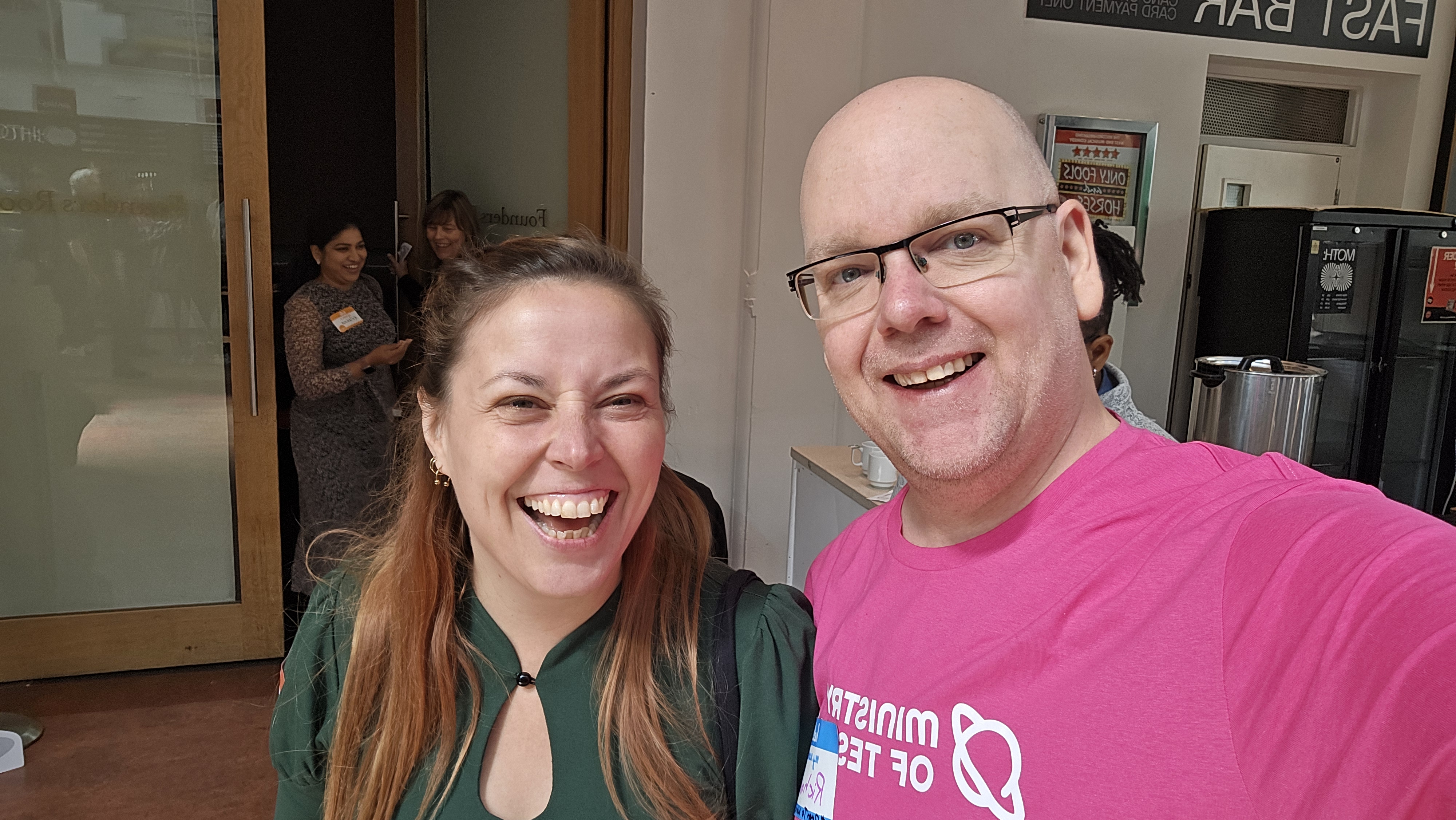Veerle on the left, Richard on the right, they are smiling for a happy selfie.