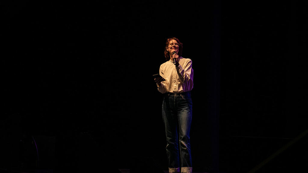 Gwen in her element image
