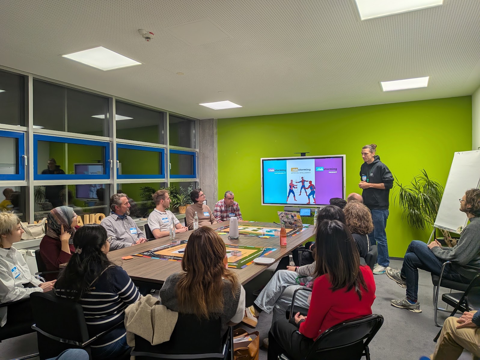 Bastian presents Risk Storming in front of the Munich meetup crowd. 
