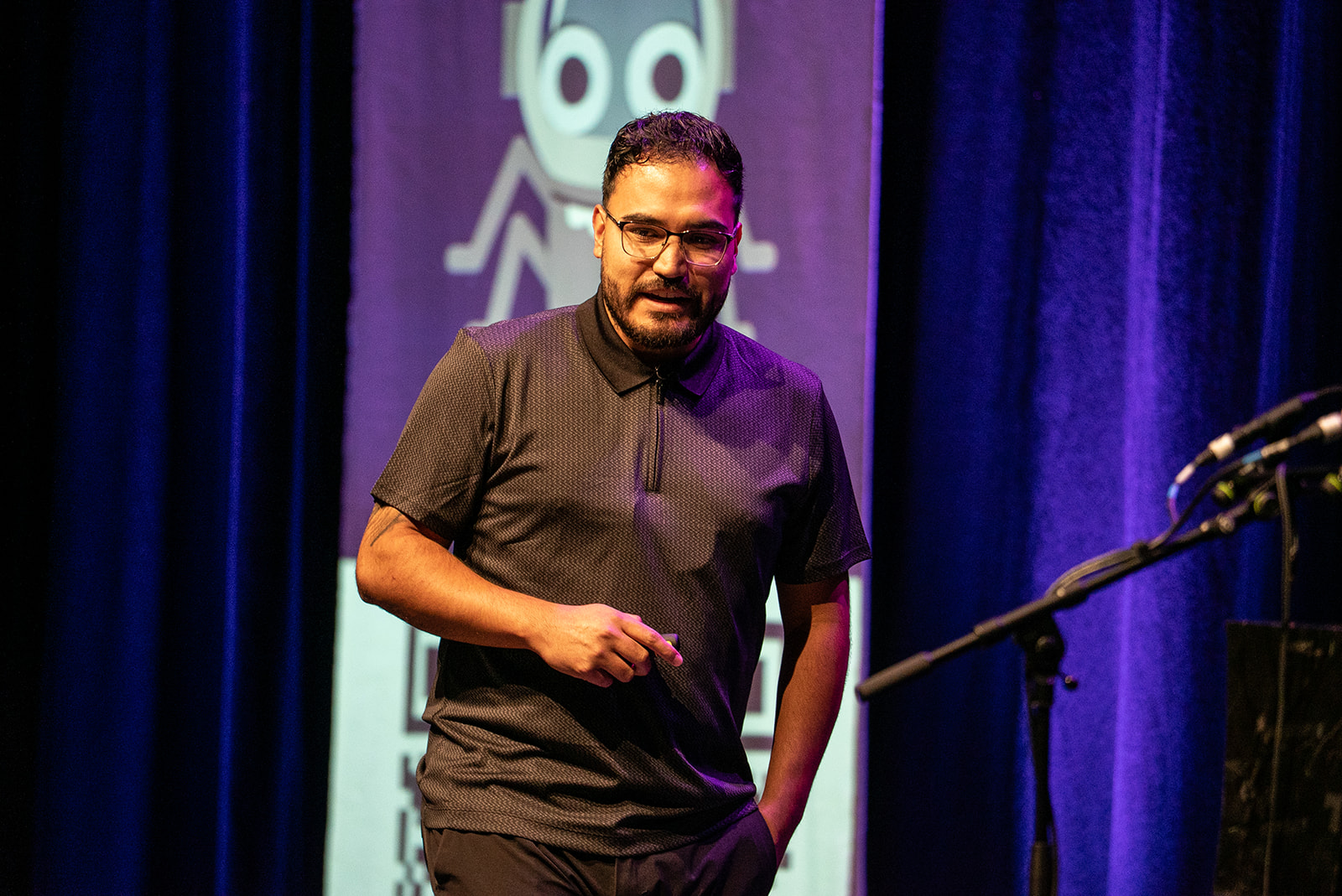 Carlos Kidman on the MoTaCon25 stage.