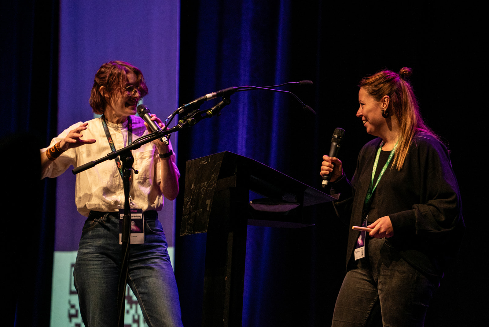 Veerle and Gwen on stage and in happy action.