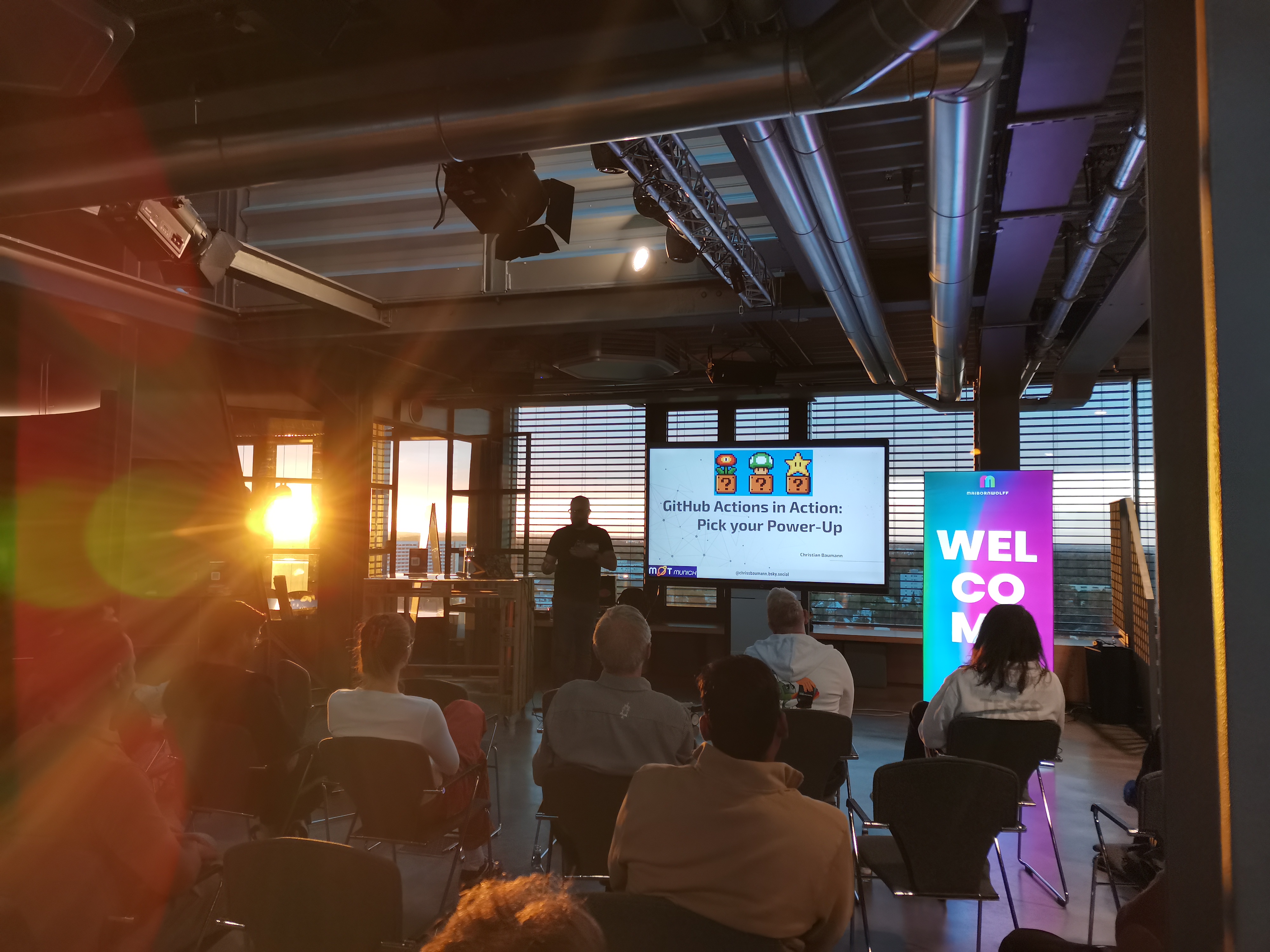 Christian presents in front of the Munich meetup crowd. 