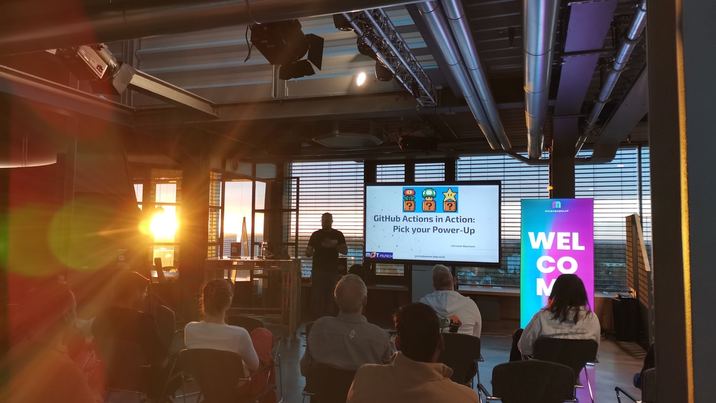 Christian presents in front of the Munich meetup crowd. 