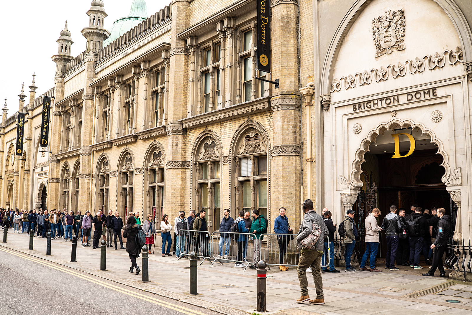 A photo of a long queue of people to Brighton Dome to get into MoTaCon