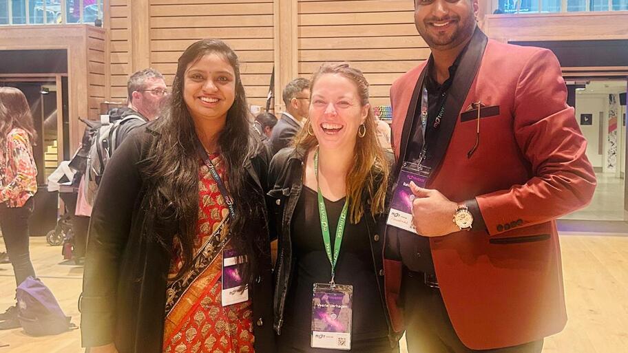 One with the fab host - Veerle image