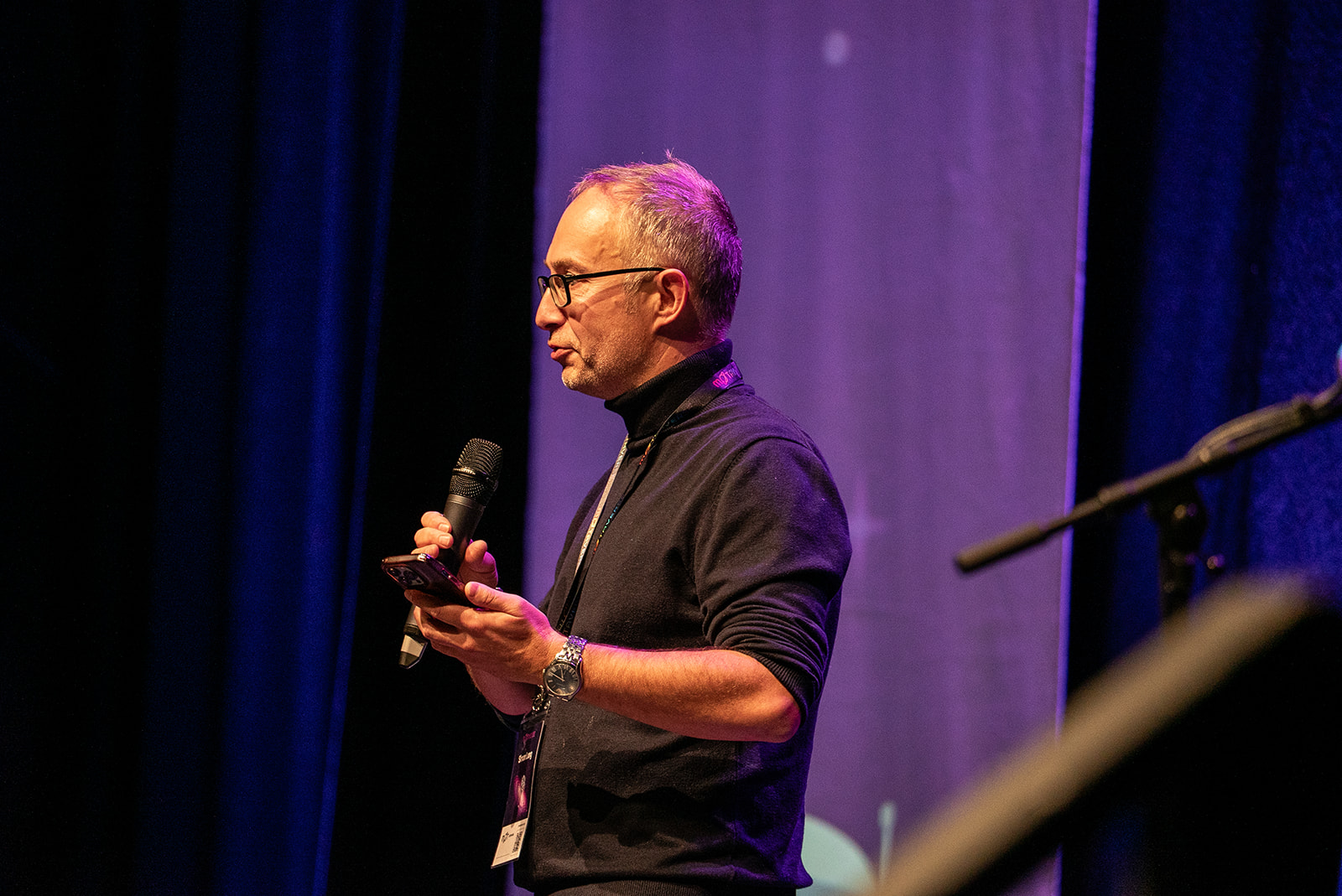 Simon Long takes to the 99 second stage at MoTaCon 25.