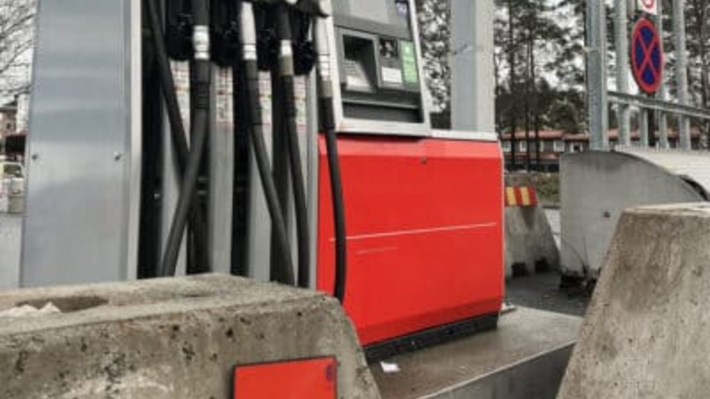 Inaccessible Fuel and Charging Stations: Wheelchair user insights and the EAA image