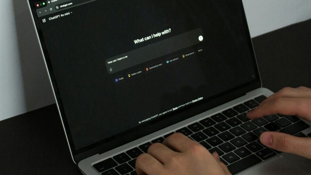 Context Engineering vs Prompt Engineering image image